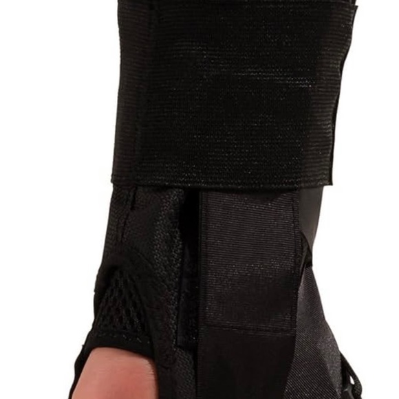 DonJoy's comprehensive Lace-up brace with figure 8 straps for stabilizat… - Picture 6 of 7
